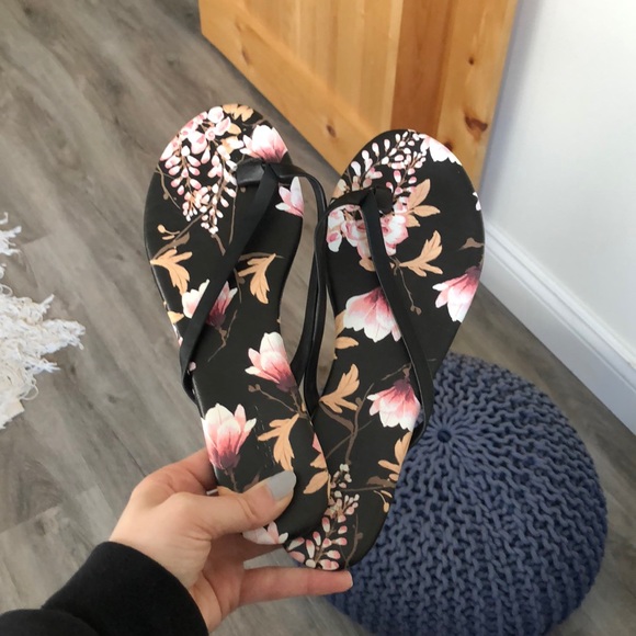 Le Chateau Flip Flops - Picture 1 of 4